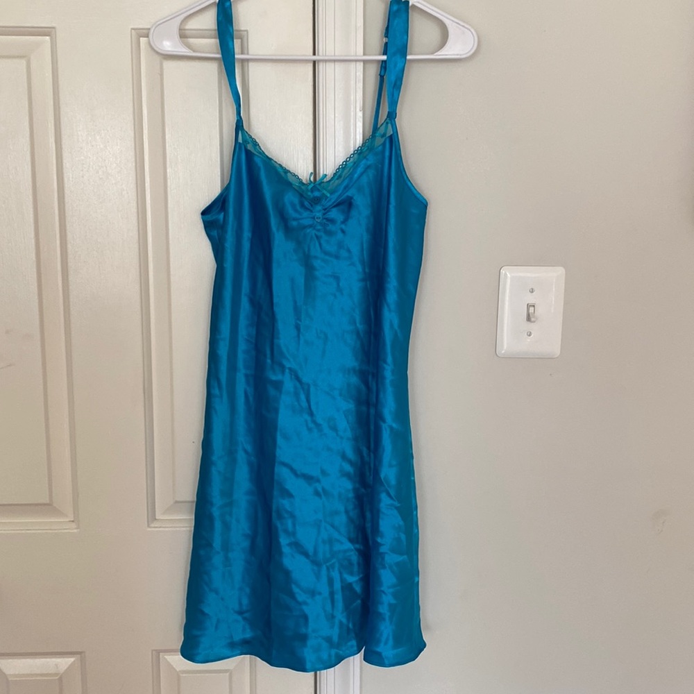 Teo buttons and a bow at the top of the lace this intimate has adjustable straps